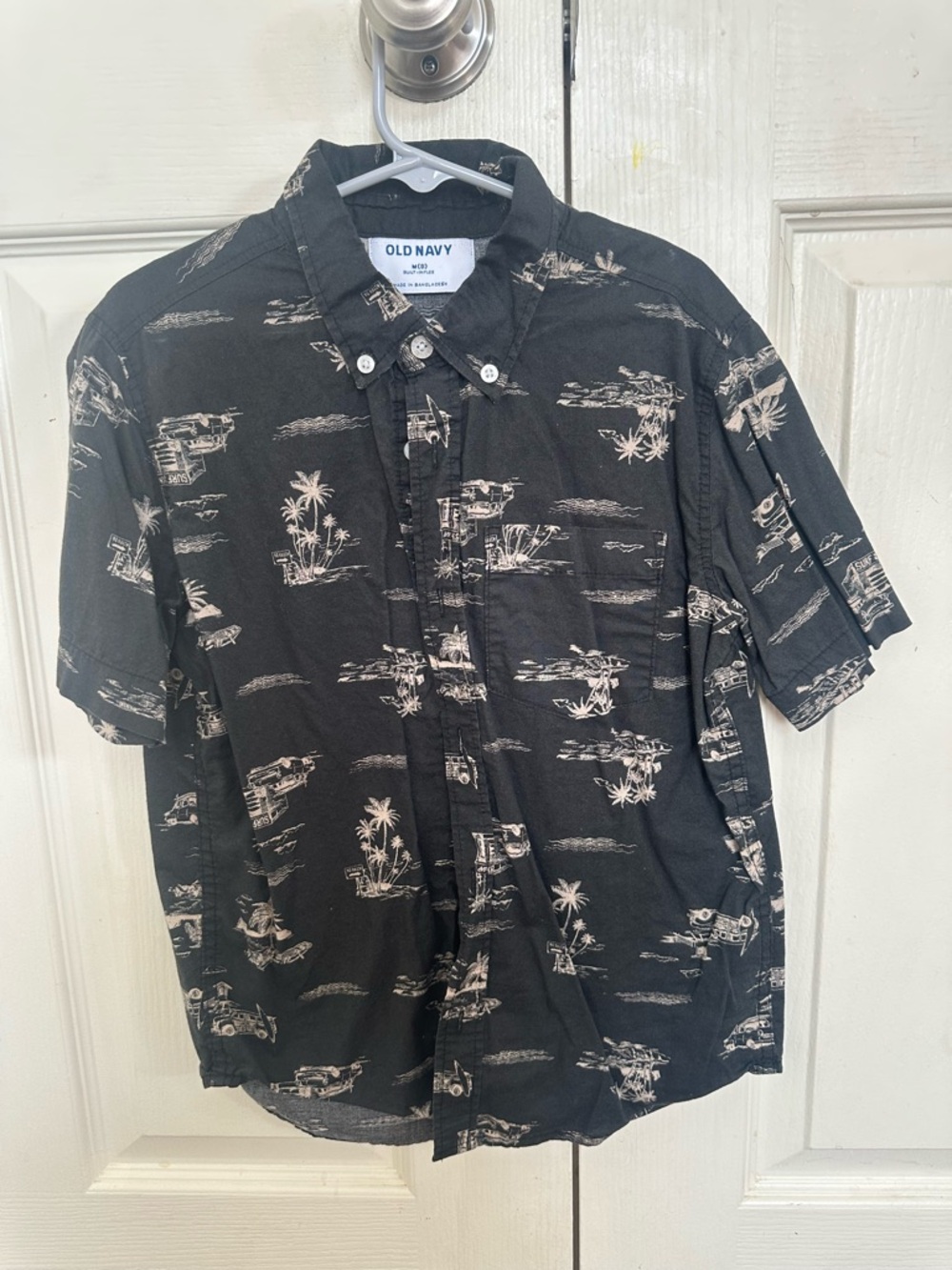 Old Navy Black Short-Sleeve Button-Up Shirt with Cream Tropical Motif
